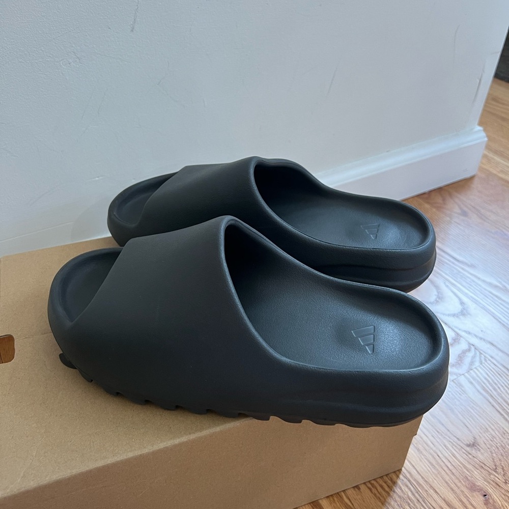 Onyx Yeezy slide - Stock X verification sticker